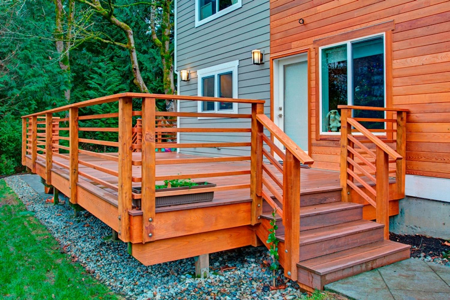 Terassin kaide: Vaakarimoista tehdyn kaiteen rakentaminen on helppoa. Terassin kaide vaakarimoista